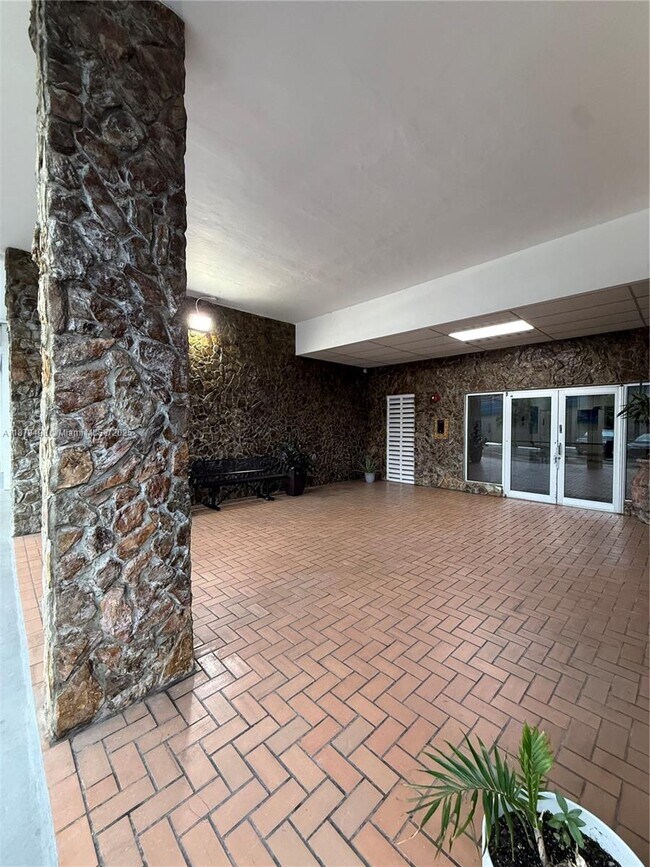 Building Photo - 1801 S Ocean Dr