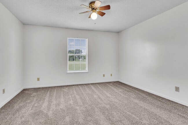 Building Photo - 289 State Line Rd