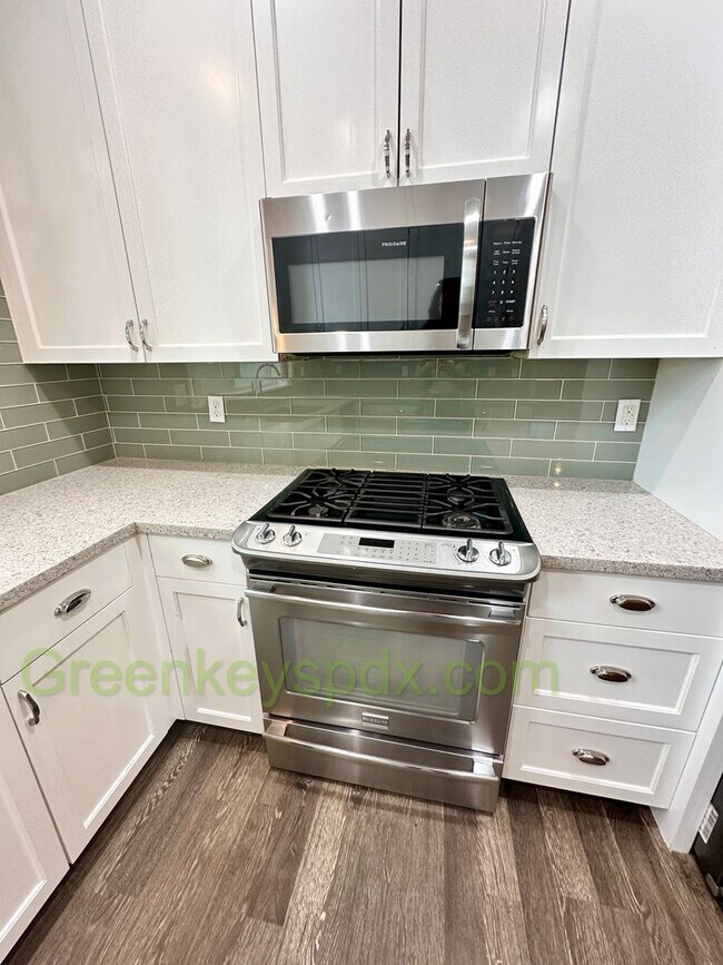 Building Photo - Beautiful Newer Built House in NE Portland