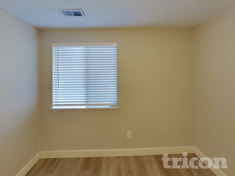 Building Photo - 1021 30th St NE