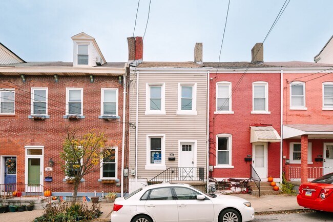 Primary Photo - Move in special! Newly renovated 3 bedroom...