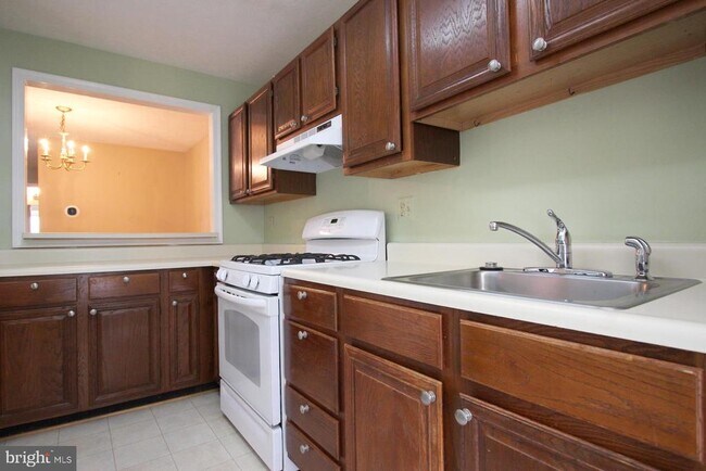 Building Photo - 10118 Oakton Terrace Rd