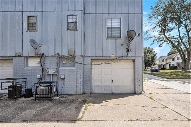 Building Photo - 318 NE Timbercreek Ct