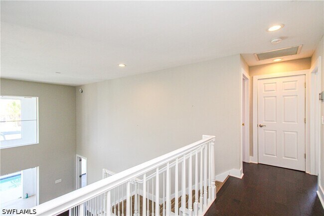 Building Photo - 135 Lady Palm Dr