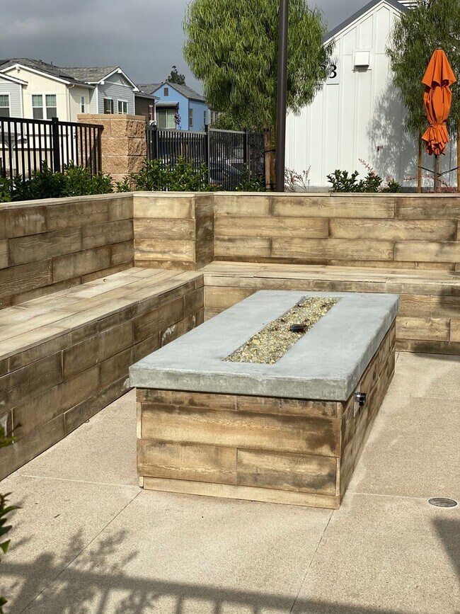 Building Photo - Beautiful 3 bed, 3 bath home in new community!