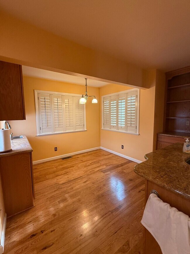 Building Photo - Beautiful expansive home for lease