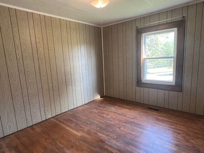 Building Photo - 818 Ridge Rd