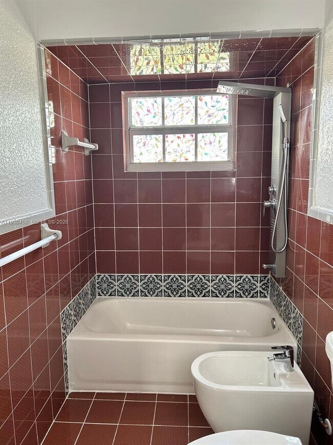 Building Photo - 948 E 47th St