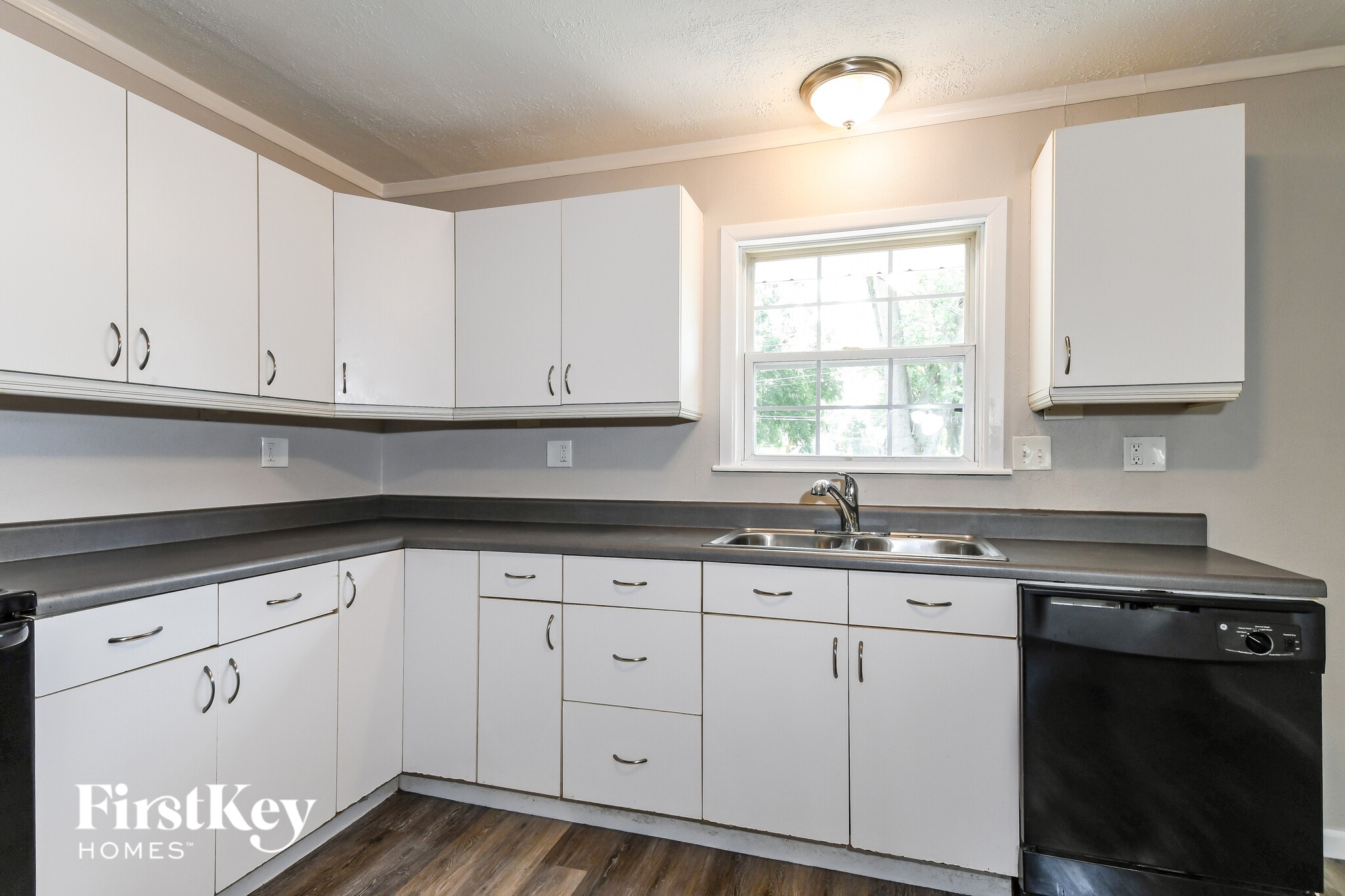 Building Photo - 240 Maple Dr