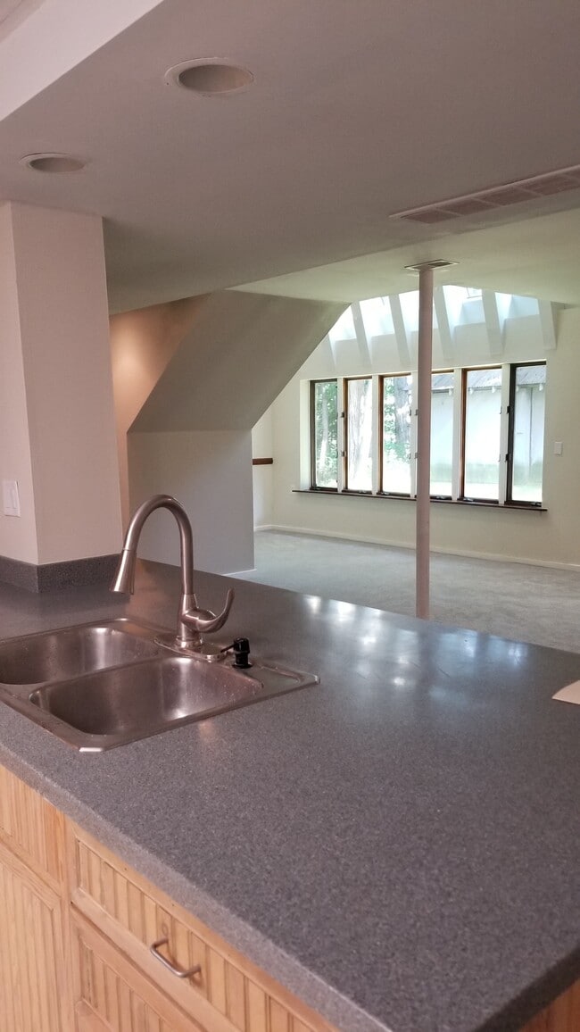 Building Photo - 4015 Oakwood Dr