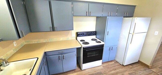 Building Photo - 253 Hillside Cir