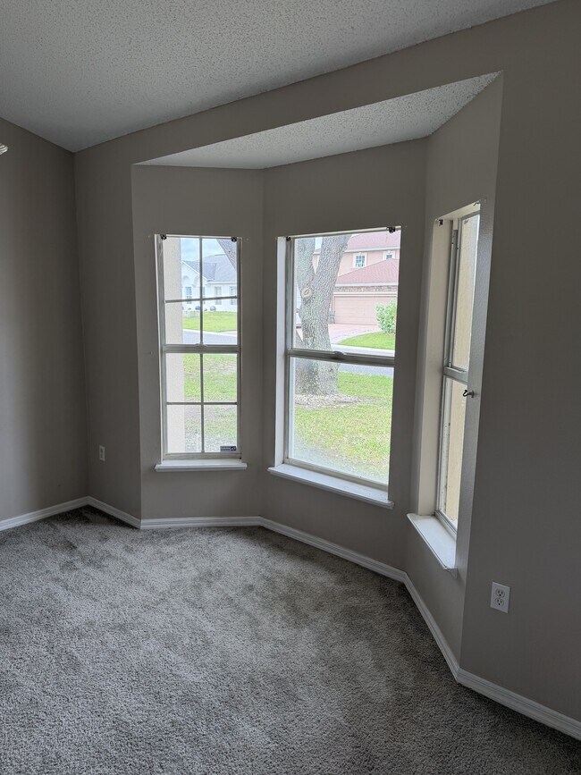 Building Photo - 255 Lobelia Dr