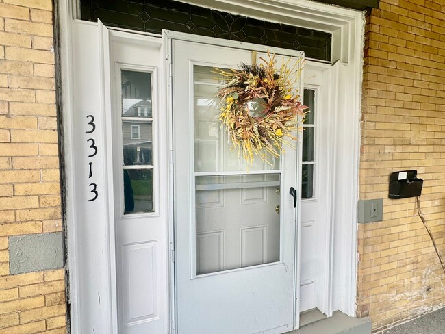 Building Photo - Newly renovated spacious 4 bedroom home in...
