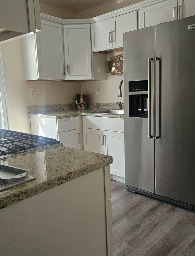 Building Photo - 733 Schomer Ave