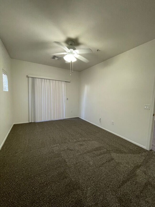 Building Photo - READY TO TOUR! Spacious 4 Bed 2 Bath Home in Phoenix