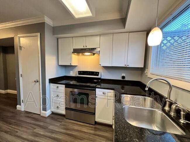 Building Photo - 1136 Glengarry Way