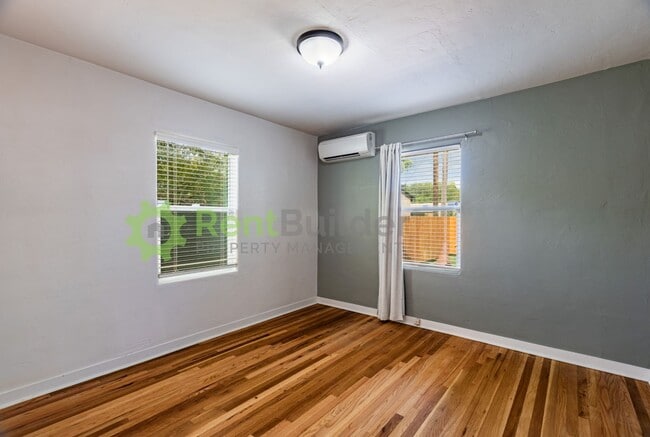 Building Photo - 816 Loma Vista Dr NE