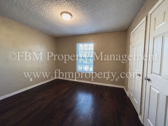 Building Photo - 2539 W Sycamore Ave