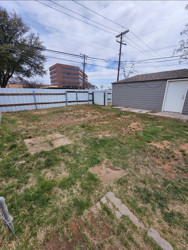 Building Photo - 3 bed 2 bath, move in ready!