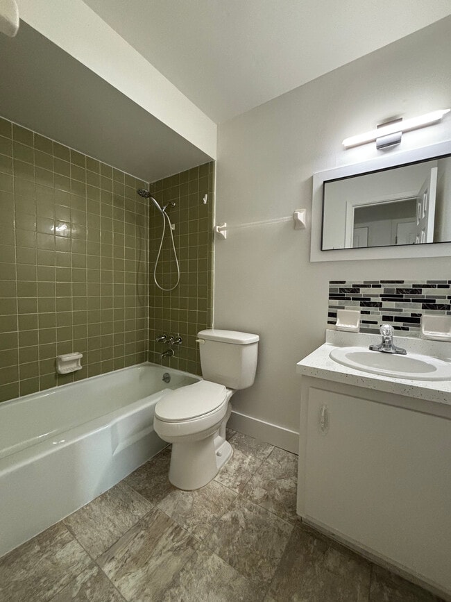 Building Photo - Bayside 76