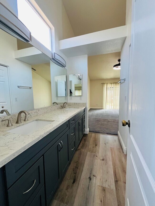 Building Photo - $2450 - 3 Bed/2 Bath Home in a Beautiful Neighborhood