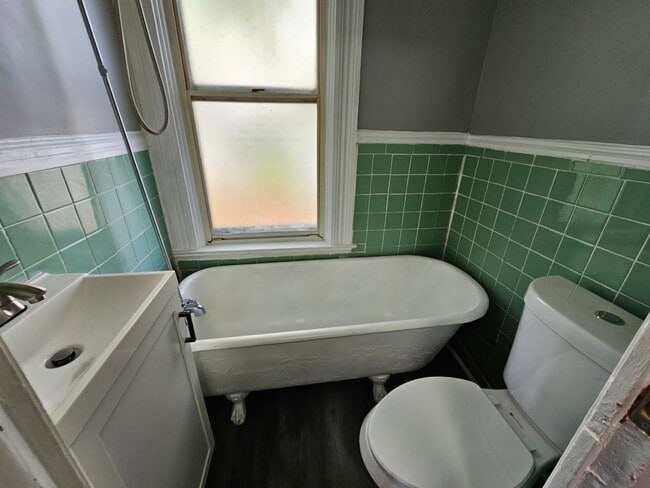 Building Photo - 2 bed 1 bath house for rent in Carrick !