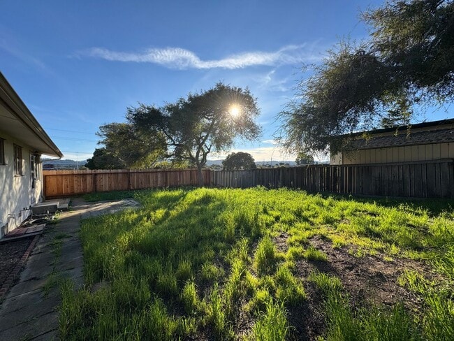 Building Photo - Charming Seaside Home on Quiet Cul-de-Sac