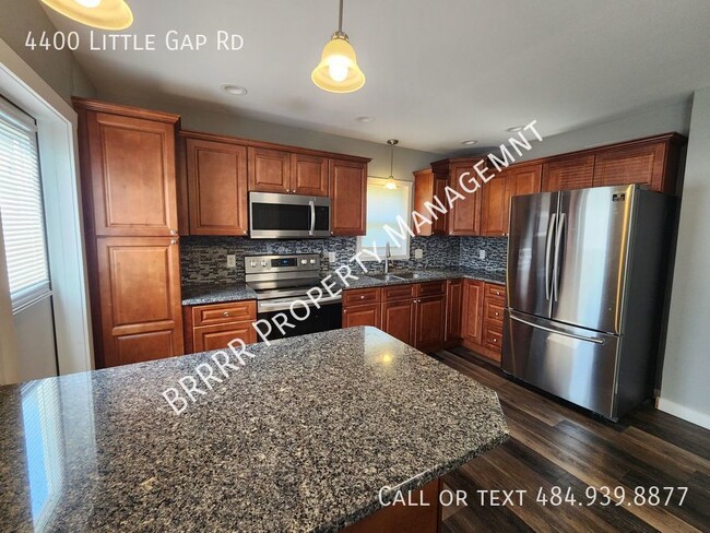 Building Photo - 4 bedroom 1.5 bathroom twin 5 minutes from...