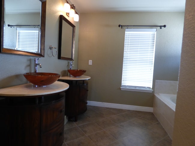 Building Photo - "Charming 3-Bed, 3-Bath Gem with 2604 Sq Ft of Comfort in Highlands Ranch!"