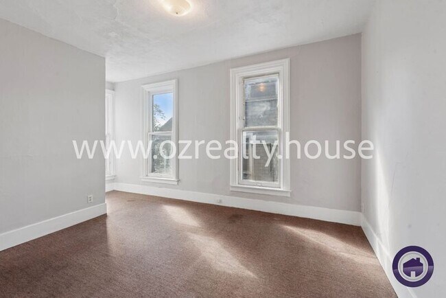 Building Photo - 1016 Mallet St