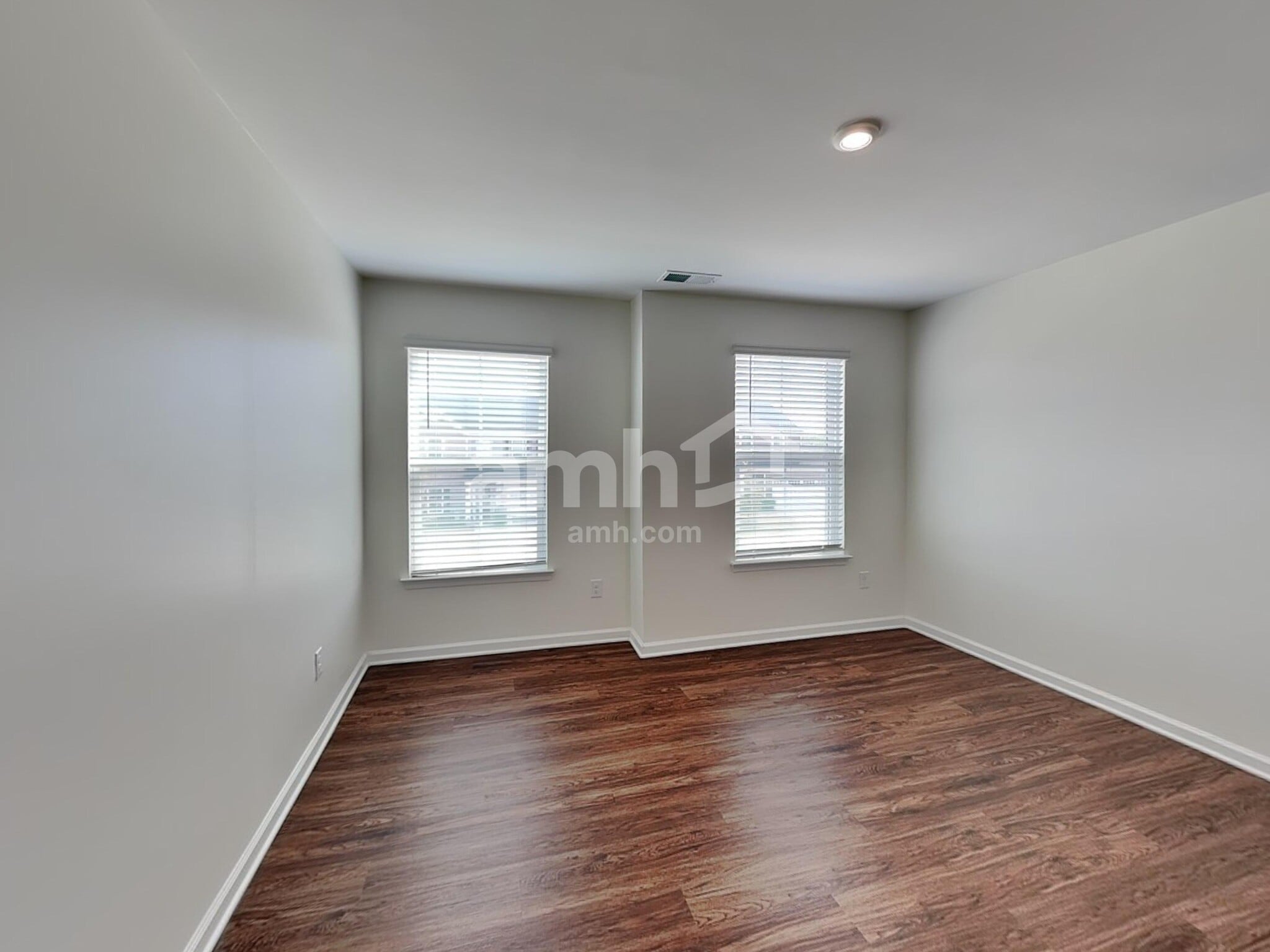 Building Photo - 553 Larragan Dr