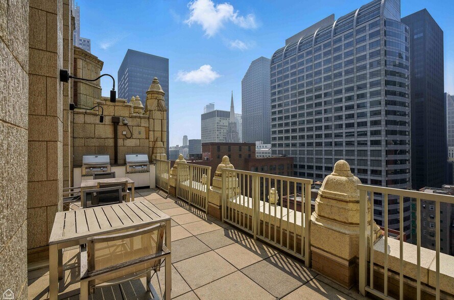 Building Photo - 123 N Wacker Dr