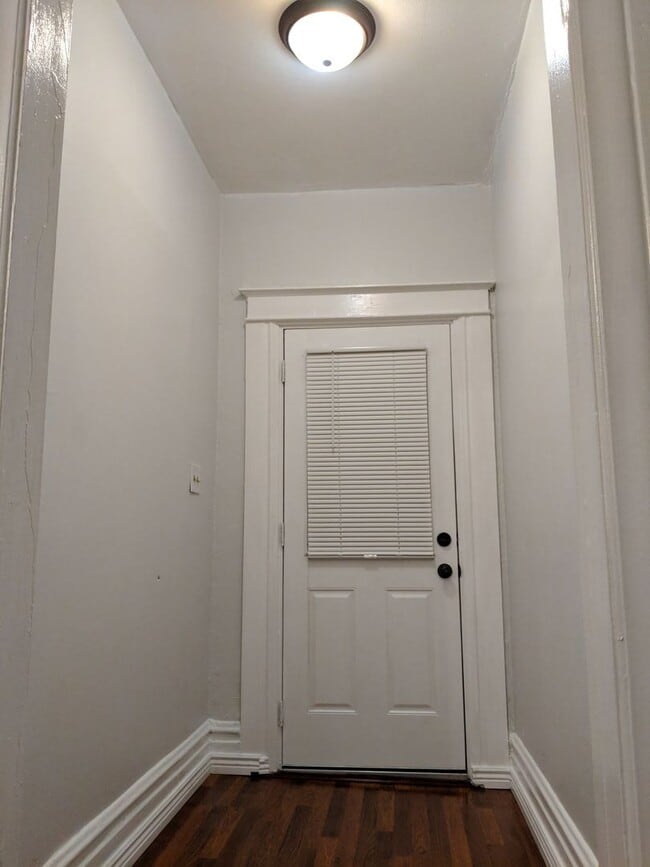 Building Photo - Beautiful Home!  Perfect combo of old world charm with modern finishes & ammenities!