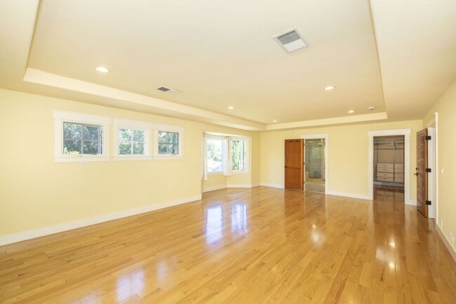 Building Photo - Lovingly Maintained 5 Bed, 3.5 Bath Execut...