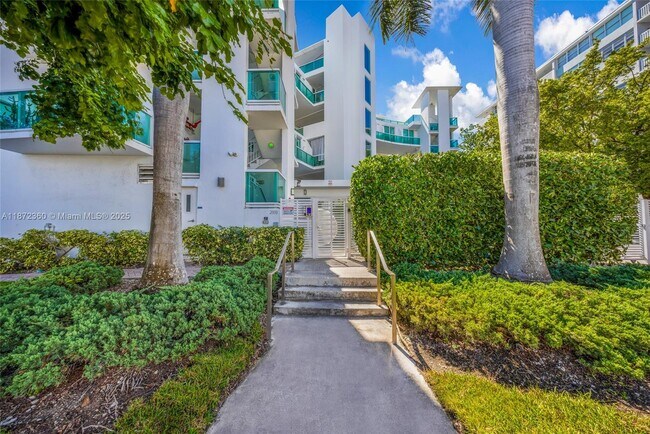 Building Photo - 2000 Bay Dr