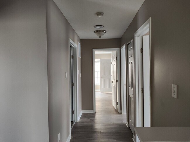 Building Photo - Beautifully maintained 4-bedroom, 2.5-bath...