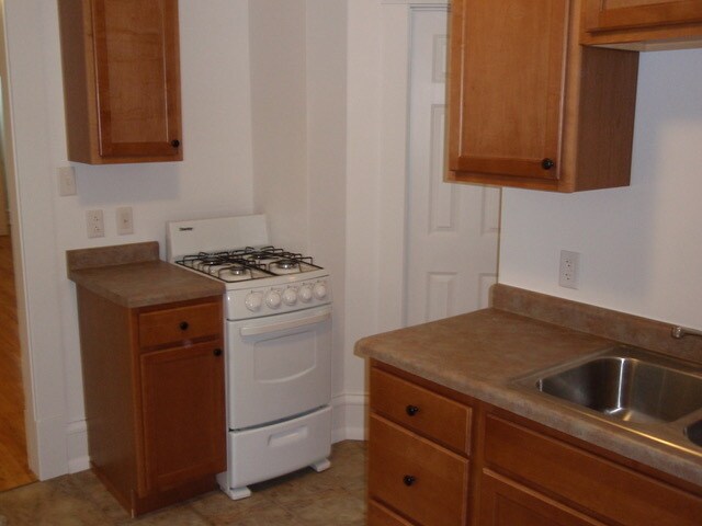 Building Photo - 1709 Buchanan St NE