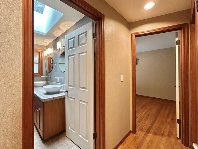 Building Photo - Tranquil Environment: 3 Bed, 1 Bath House