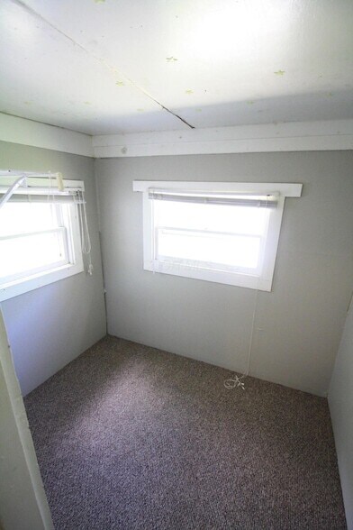 Building Photo - 242 E Northwood Ave