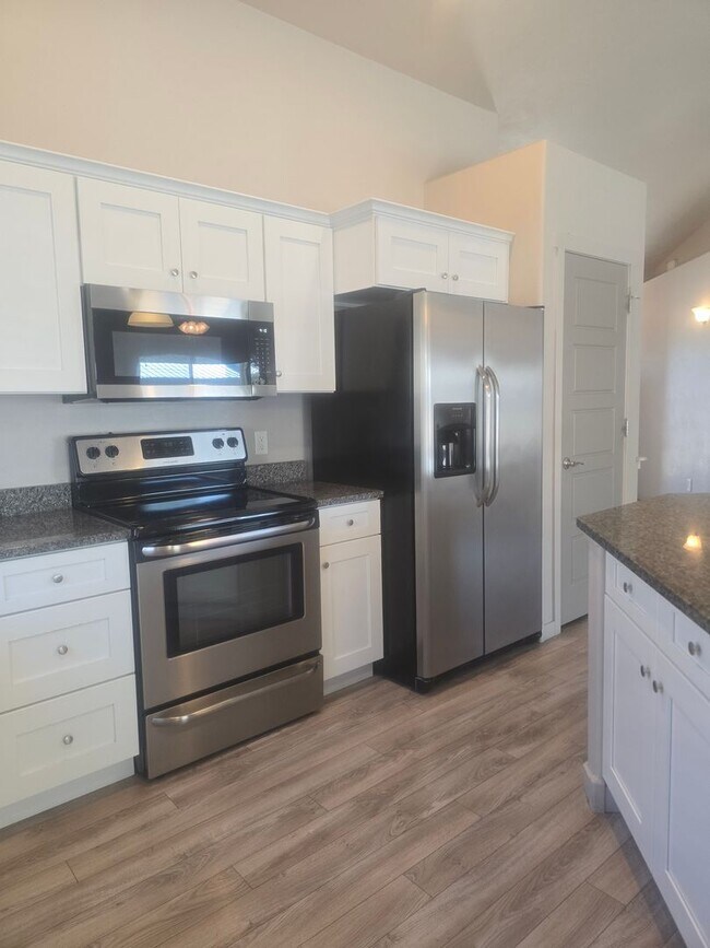 Building Photo - Beautiful home available now!