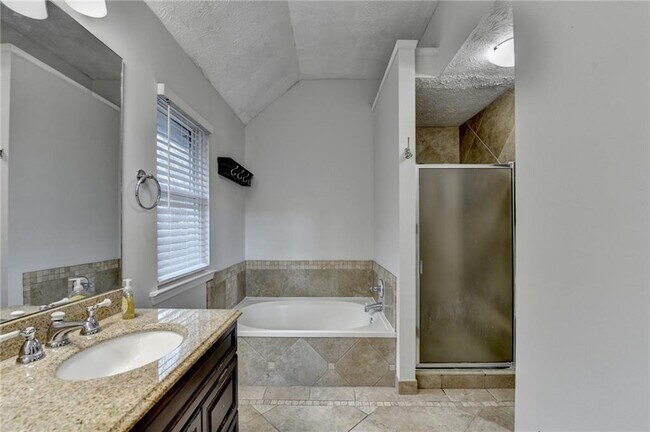 Building Photo - 1112 Ashbury Dr