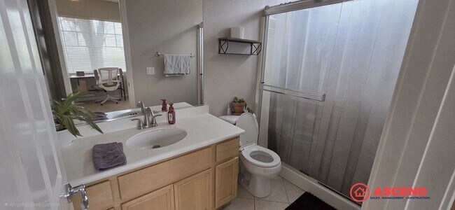 Building Photo - Amazing 5 Bedroom Home In The SouthWest!