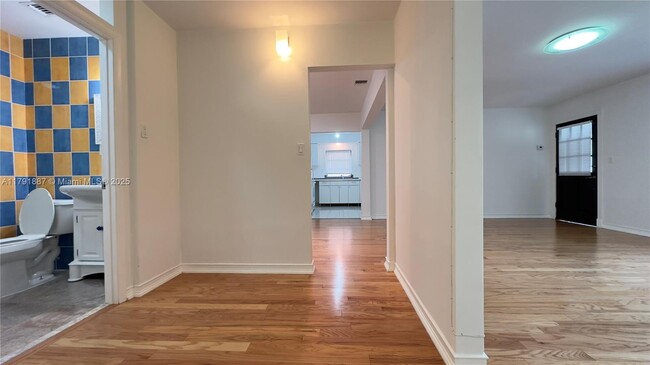 Building Photo - 1520 NE 108th St