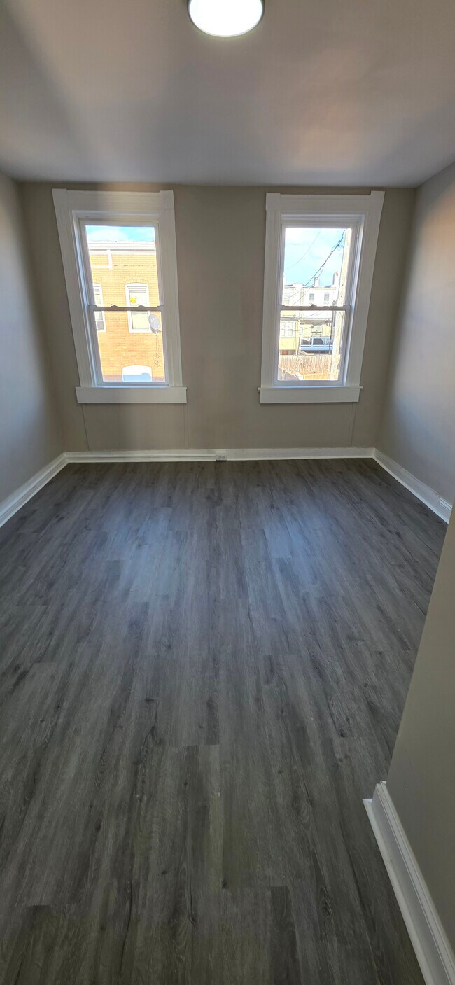 Building Photo - 700 N Streeper St