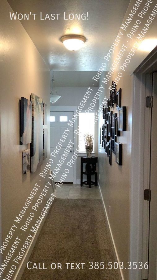 Building Photo - 3 Bed/3.5 Bath End Unit Townhouse in Sandy