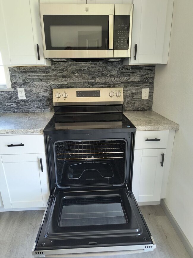 Building Photo - Newly Remodeled 3 Bedroom 1 1/2 Bath Home