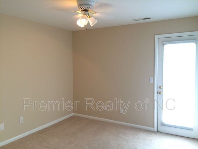 Building Photo - 126 River Oaks Ct