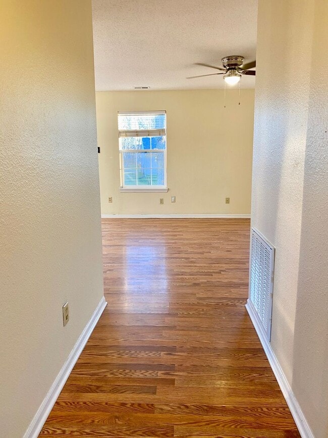 Building Photo - COMING SOON! Wonderful 3 Bedroom 2 Bathroo...