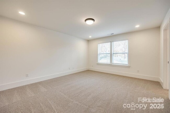 Building Photo - 1233 Eastway Dr