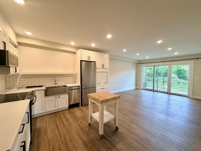Building Photo - 1001 River Dr